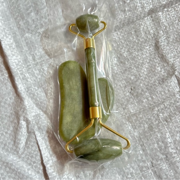 Gua Sha Facial Tool & Jade Roller, Face Roller for Wrinkles and Lifting 2 Pieces - Picture 3 of 5